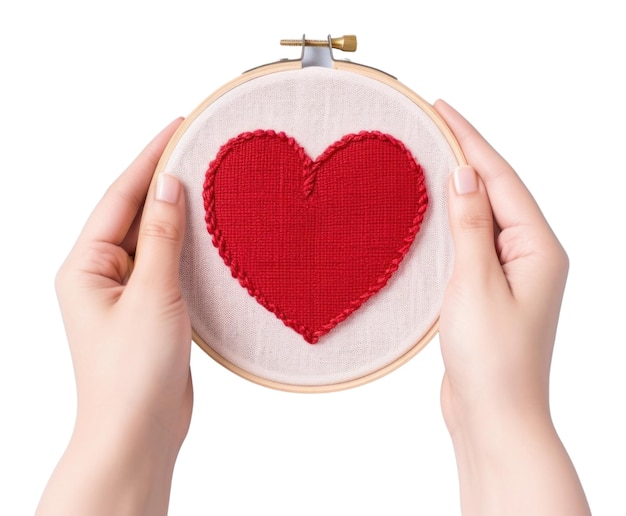 Руки держат готовую вышивку